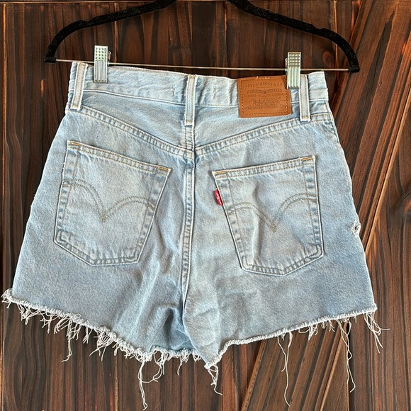 High waisted, jean shorts with stretch - Picture 2 of 5